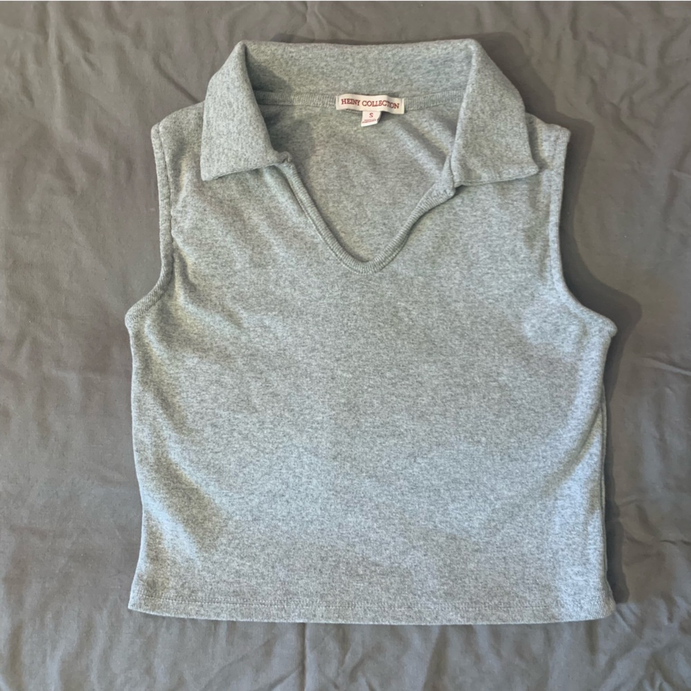 SLEEVELESS GREY COLLARED CROP TOP